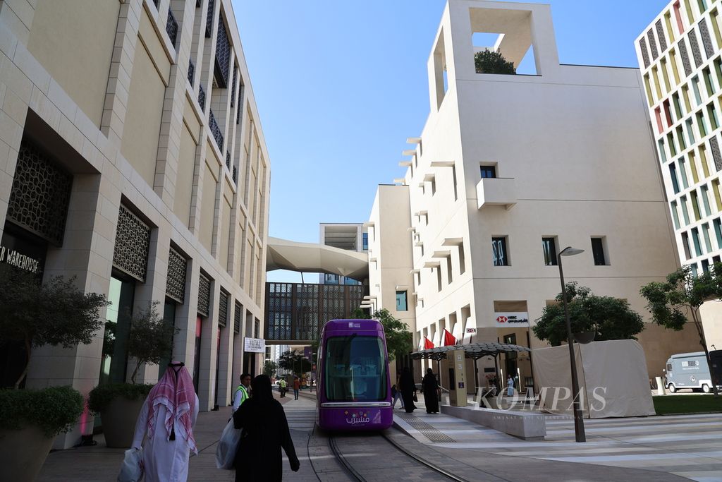 Penumpang hendak menaiki trem yang di kawasan Msheireb Downtown, kota Doha, Qatar, Kamis (17/11/2022). Fasilitas transportasi umum berupaya diperbanyak Pemerintah Qatar untuk memudahkan akses pendukung sepak bola menuju stadion hingga lokasi wisata. 