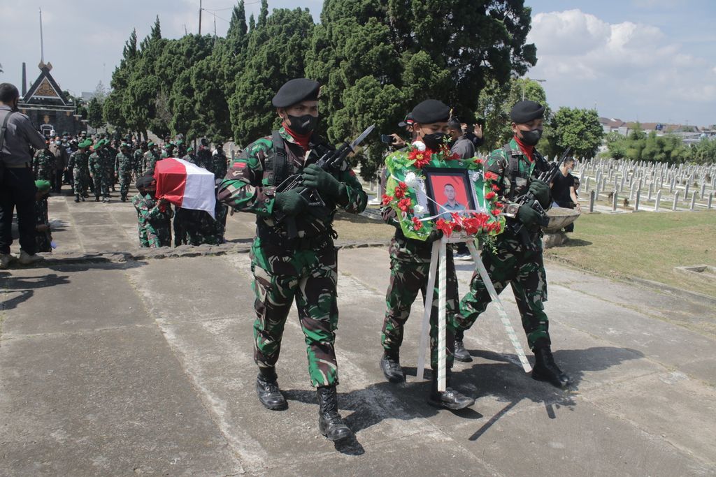 Sejumlah personel TNI mengiringi peti jenazah Sersan Satu Anumerta Muhammad Rizal Maulana Arifin di Taman Makam Pahlawan Cikutra, Kota Bandung, Jawa Barat, Sabtu (29/1/2022).
