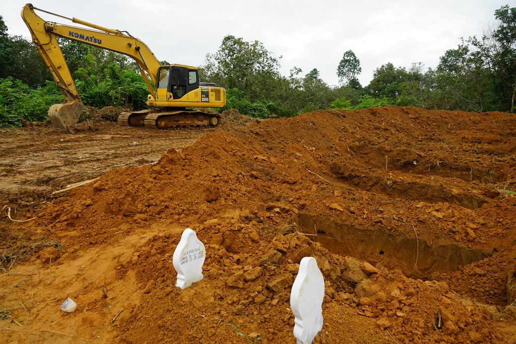 Eskavator disiapkan untuk menggali makam di pemakaman khusus pasien Covid-19, di Punggolaka, Kendari, Sulawesi Tenggara, Selasa (20/7/2021).