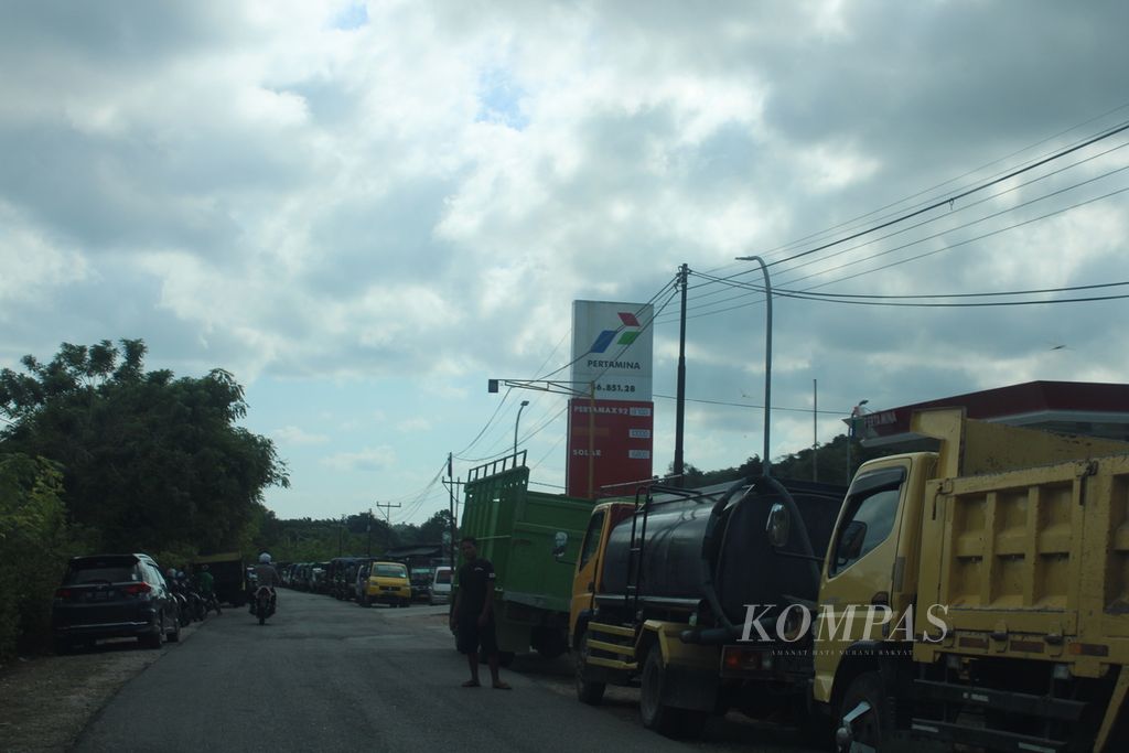 Antrean untuk mendapatkan bahan bakar minyak masih terlihat di Pulau Rote, Kabupaten Rote Ndao, Nusa Tenggara Timur, pada Rabu (22/5/2024). Banyak pengemudi tidur di sekitar stasiun pengisian bahan bakar umum.