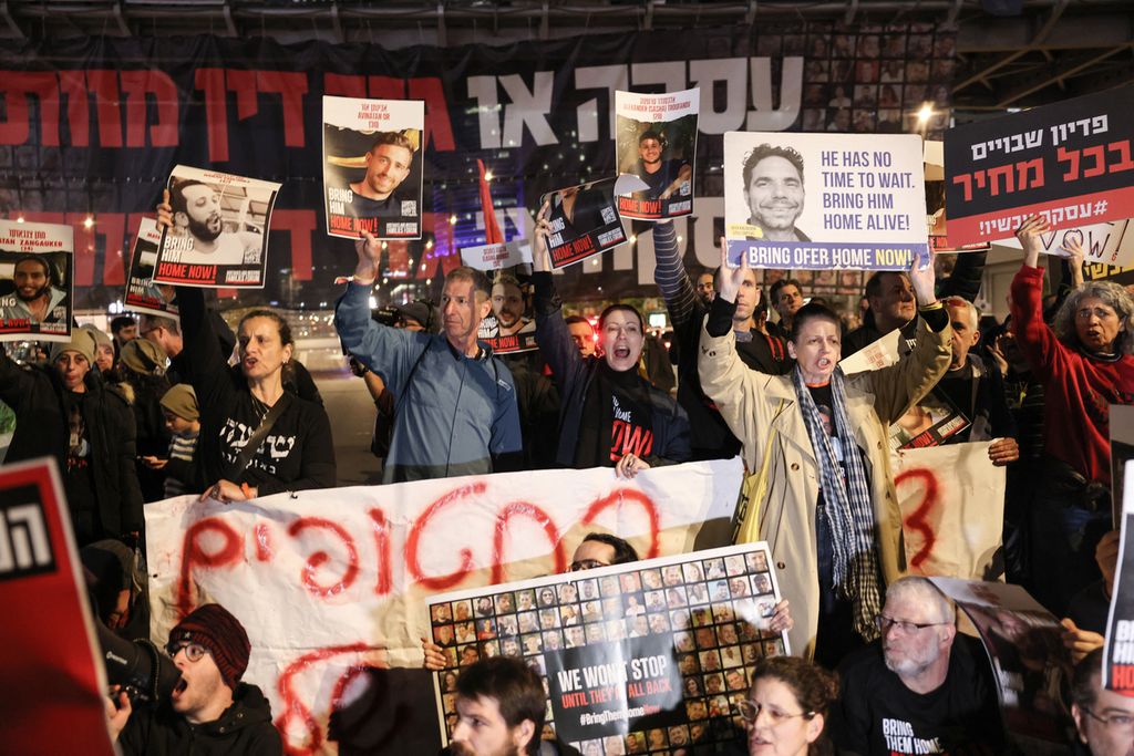 Kerabat dan pendukung berunjuk rasa dengan poster bergambar sandera Israel yang ditahan di Gaza untuk menyerukan pembebasan mereka di Tel Aviv, Israel, 8 Februari 2024. 