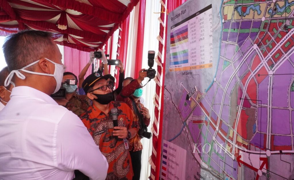 Menteri Perindustrian Agus Gumiwang Kartasasmita (kiri) menyimak penjelasan Pemerintah Kabupaten Brebes, Jawa Tengah, terkait peta Kawasan Industri Brebes (KIB), Jumat (29/5/2020). Agus berkunjung ke Brebes untuk meninjau kesiapan KIB untuk tempat relokasi industri.
