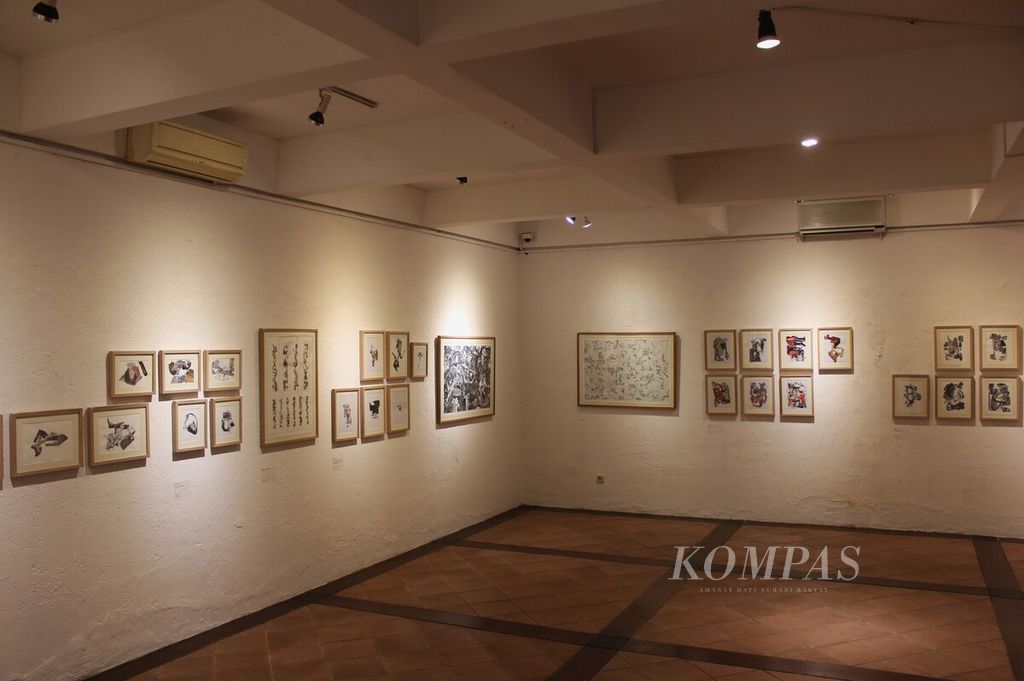 Puluhan karya kolase ditampilkan dalam pameran seni kolase “Cutting Cyclus” di Auditorium Cemara 6 Galeri di Museum Toeti Heraty, Jakarta, Sabtu (14/1/2023).