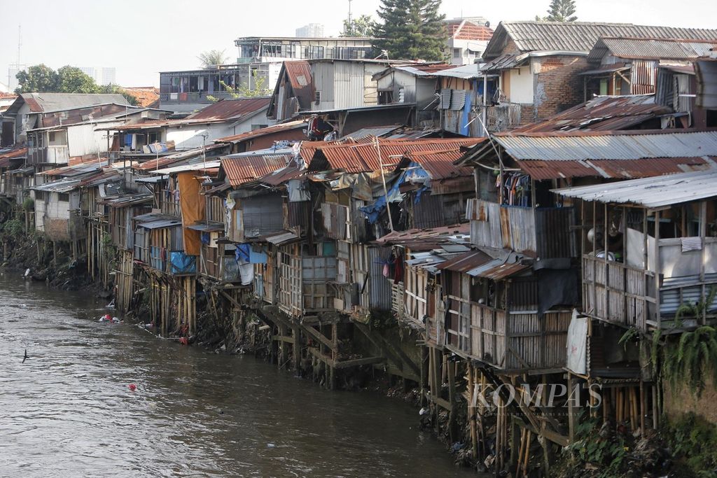 Hunian semi permanen berdiri di tepian Kali Ciliwung yang melintasi kawasan Kebon Manggis, Matraman, Jakarta, Senin (10/7/2023). Pemerintah menargetkan kemiskinan ekstrem turun menjadi 0 persen pada tahun 2024. KOMPAS/TOTOK WIJAYANTO (TOK)