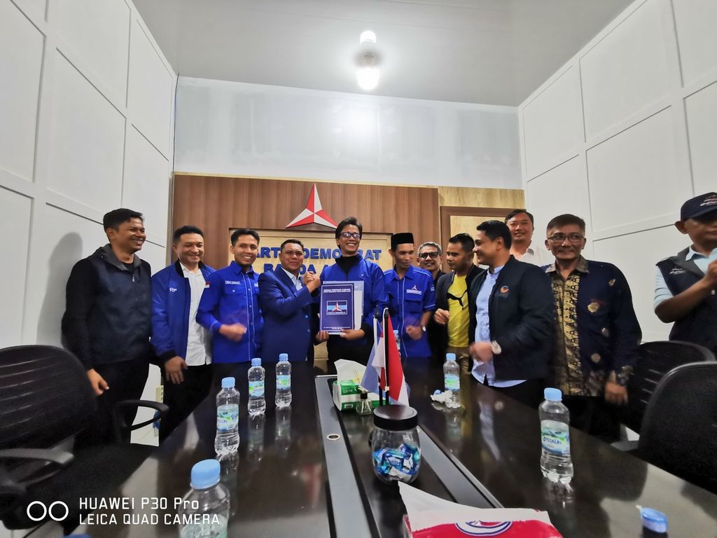 Teuku Irwan Djohan, anggota DPR Aceh dari Nasdem, saat mendaftarkan diri sebagai bakal calon Wali Kota Banda Aceh 2024-2029 pada Partai Demokrat. 