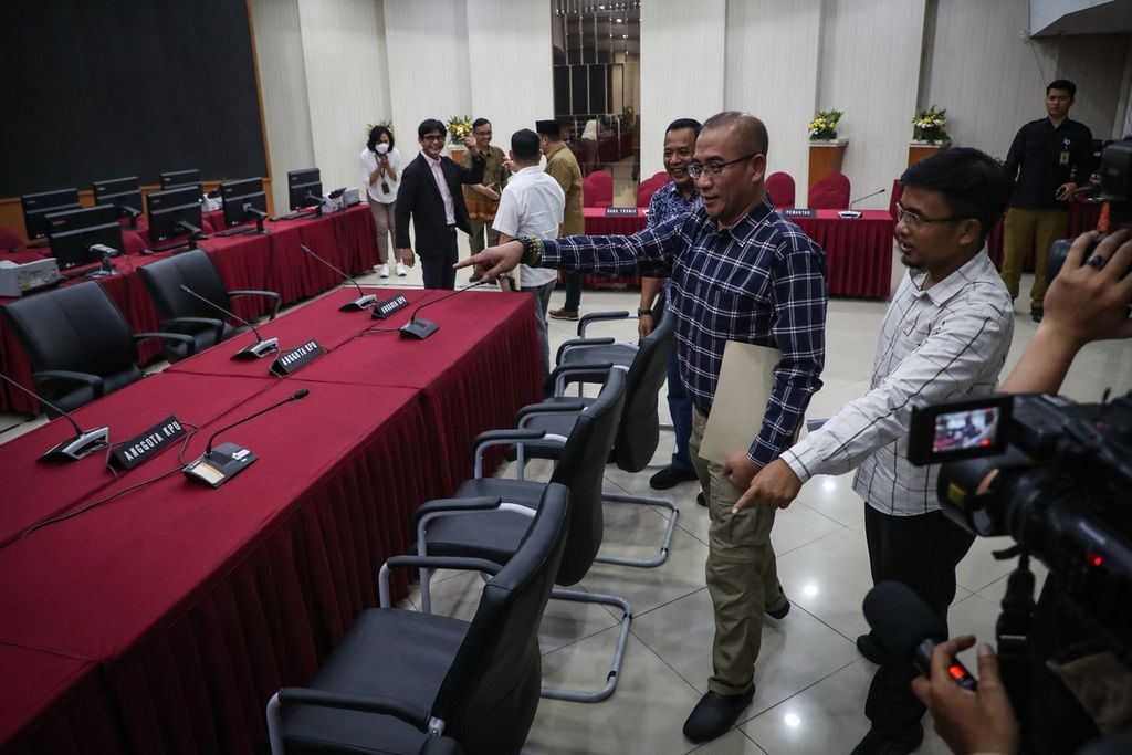 Ketua KPU Hasyim Asy'ari (kiri) dan anggota KPU, Idham Holik (kanan) meninjau ruangan untuk pendaftaran bakal calon anggota DPR di kantor KPU, Jakarta, Minggu (30/4/2023). 