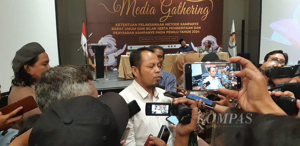 Ketua KPU Jatim Choirul Anam saat diwawancarai wartawan di Surabaya. 