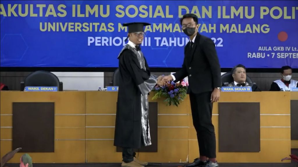 Rayan Afif (kanan), mahasiswa Jurusan Ilmu Komunikasi Universitas Muhammadiyah Malang, lulus dengan predikat<i> cum laude.</i>