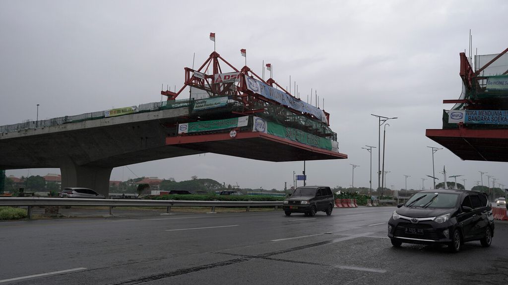 An overpass construction project over the Soekarno Hatta Airport Highway, Tangerang, Banten, Sunday (11/29/2020).