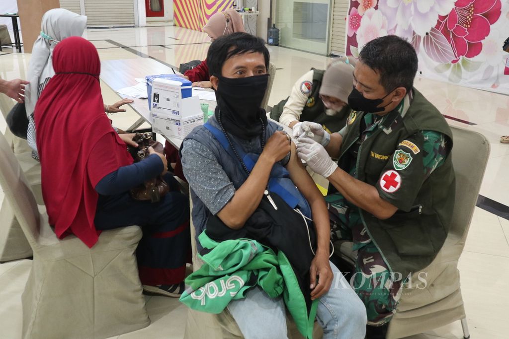 Pengunjung menjalani vaksinasi Covid-19 dalam acara Pameran Alutsista (alat utama sistem senjata TNI) di Grage City Mall, Kota Cirebon, Jawa Barat, Minggu (13/2/2022). Pameran yang berlangsung sejak Jumat (11/2) itu juga dirangkaikan dengan vaksinasi Covid-19.