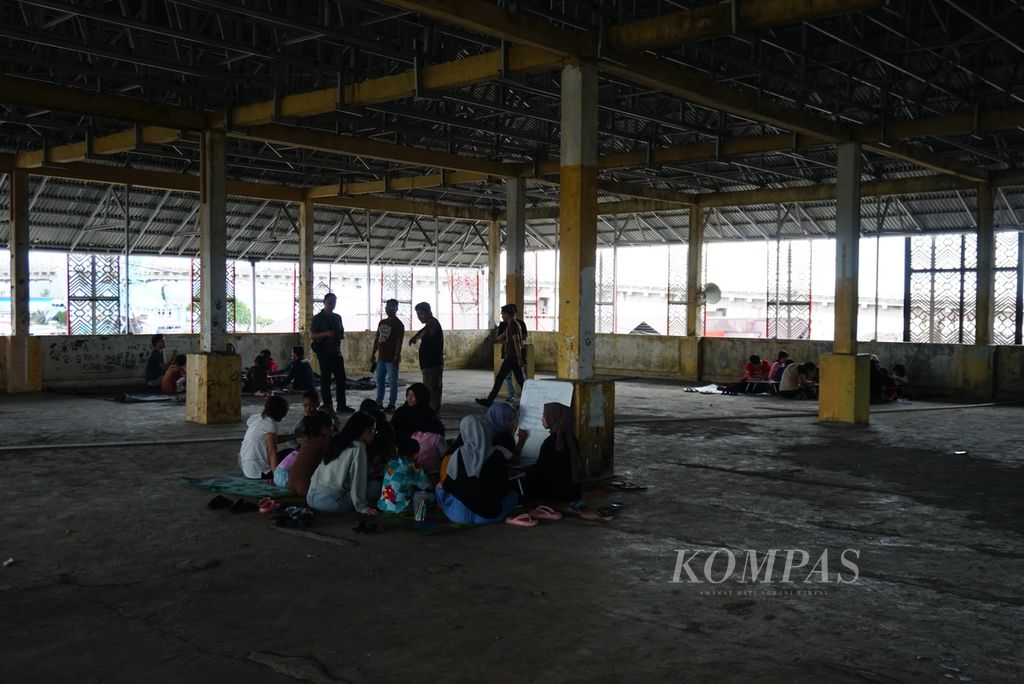 Suasana lantai 3 gedung utama Pasar Bersehati Manado, Sulawesi Utara, ketika program kelas informal mingguan yang diselenggarakan Komunitas Dinding Manado berlangsung, Sabtu (11/11/2023). Selama 13 tahun, Komunitas Dinding konsisten mendampingi anak-anak di pasar karena mulanya banyak yang tak bersekolah.