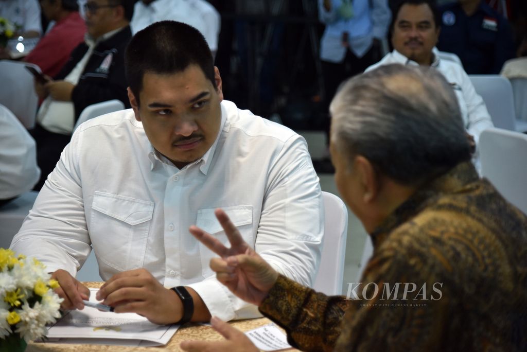 Menteri Pemuda dan Olahraga yang baru, Dito Ariotedjo (kiri), berdiskusi bersama mantan Menpora Hayono Isman sebelum Serah Terima Jabatan di Kantor Kemenpora, Jakarta, Selasa (4/4/2023). 