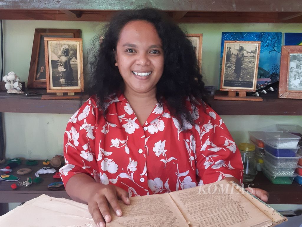 Magdalena Oa Eda Tukan di Larantuka, Kabupaten Flores Timur, Nusa Tenggara Timur, pada Sabtu (8/4/2023).