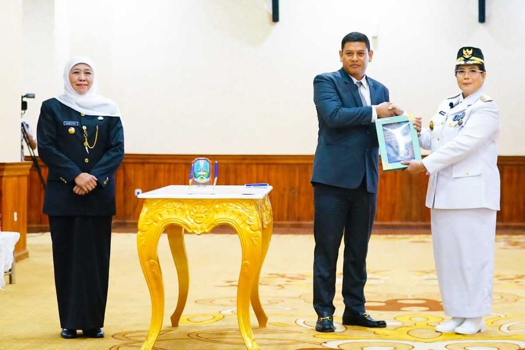 Gubernur Jatim Khofifah Indar Parawansa menyaksikan serah terima jabatan dari Wali Kota Kediri Abdullah Abu Bakar kepada Penjabat Wali Kota Kediri Zanariah di Gedung Negara Grahadi Surabaya, Jumat (3/11/2023). 
