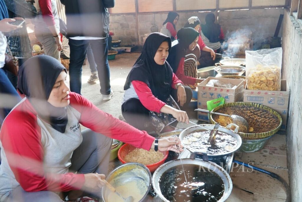 Beberapa perempuan memasak kue rakik di dapur usaha keripik Clarisa di Nagari Harau, Limapuluh Kota, Sumatera Barat, Kamis (18/7/2019). Sebagian besar perempuan itu merupakan nasabah program Mekaar PT Permodalan Nasional Madani.