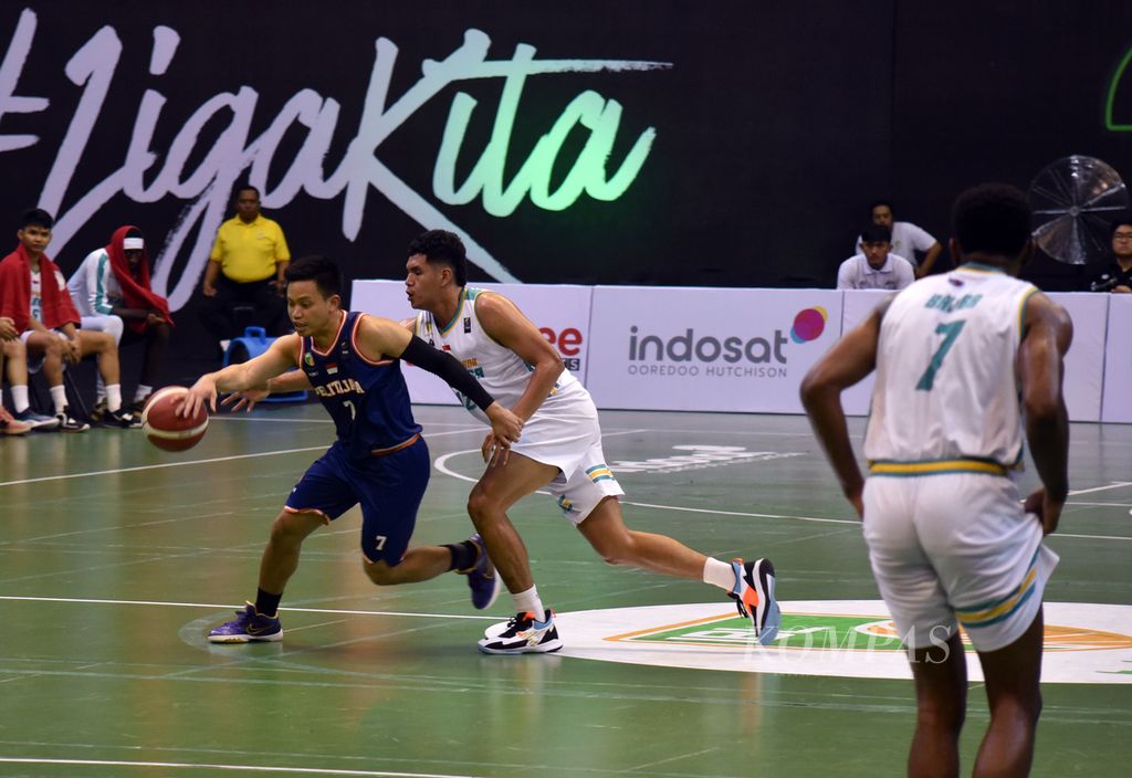 <i>Guard </i>sekaligus kapten Pelita Jaya Bakrie Jakarta, Andakara Prastawa Dhyaksa (biru), berusaha menerobos pertahanan Satya Wacana Salatiga dalam seri keenam Liga Bola Basket Indonesai (IBL) 2023 di GOR Amongraga, Yogyakarta, Senin (29/5/2023). Meskipun sempat mendapatkan perlawanan alot, Pelita Jaya akhirnya menang 89-64 dan mempertahankan posisi di urutan ketiga klasemen babak reguler. 