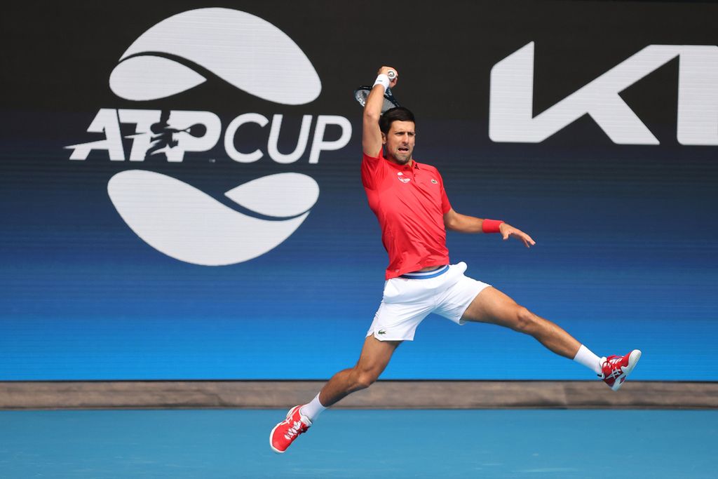 Novak Djokovic mengembalikan bola saat melawan petenis Kanada Denis Shapovalov dalam pertandingan grup A Piala ATP 2021 di Rod Laver Arena, Melbourne, Australia, Selasa (2/1/2021). 