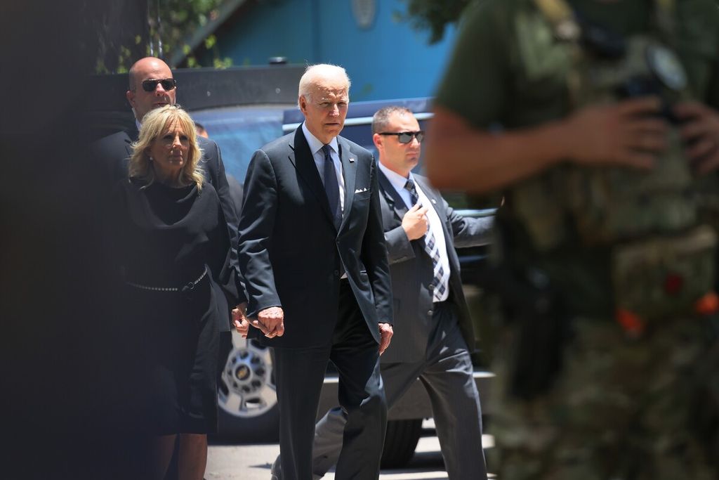 Presiden Amerika Serikat Joe Biden didampingi Ibu Negara Jill Biden berjalan bersama seusai mengikuti misa bersama di Gereja Hati Kudus Uvalde, Texas, Minggu (29/5/2022).