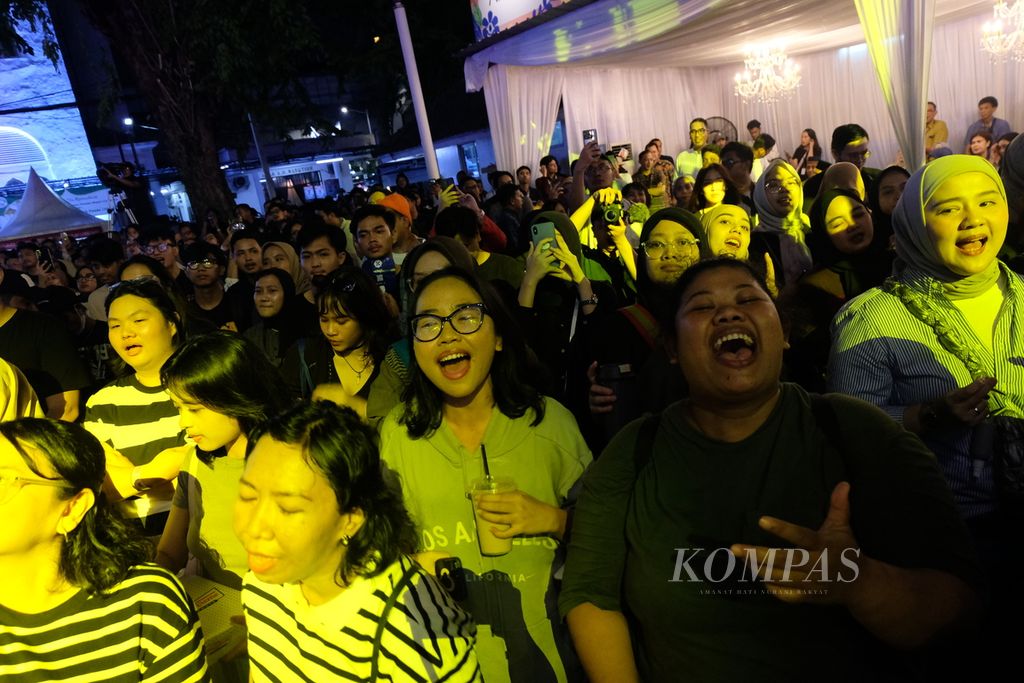 Sejumlah pengunjung menonton Ramadhan Jazz Festival pada Sabtu (29/3/2024) malam di pelataran Masjid Cut Meutia, Jakarta. Acara ini digelar pada 29-30 Maret 2023 dan seluruh pendapatan yang diperoleh dari penjualan tiket akan didonasikan ke Palestina. 