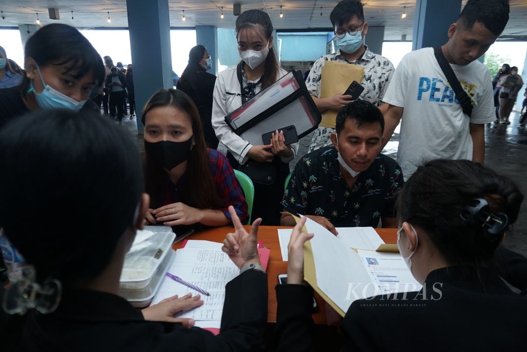 Para pencari kerja memadati Manado Job Fair 2022 yang digelar di kantor Dinas Pariwisata Manado, Sulawesi Utara, Jumat (18/11/2022). Jumlah peserta mencapai ribuan, tetapi lowongan yang tersedia hanya 700.
