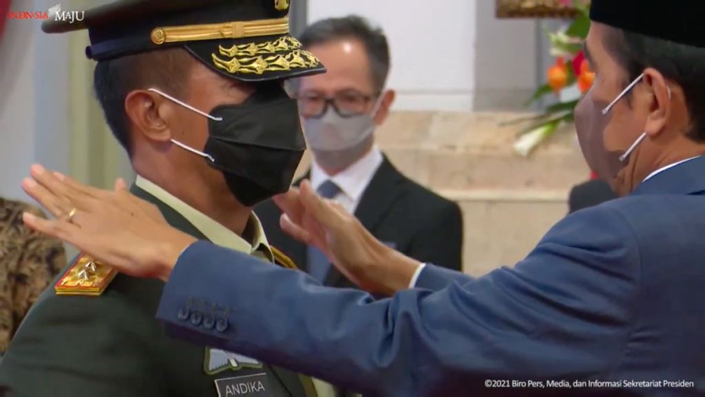 Presiden Joko Widodo memasangkan tanda pangkat dan jabatan kepada Jenderal Andika Perkasa yang dilantik sebagai Panglima TNI, Rabu (17/11/2021), di Istana Negara, Jakarta.