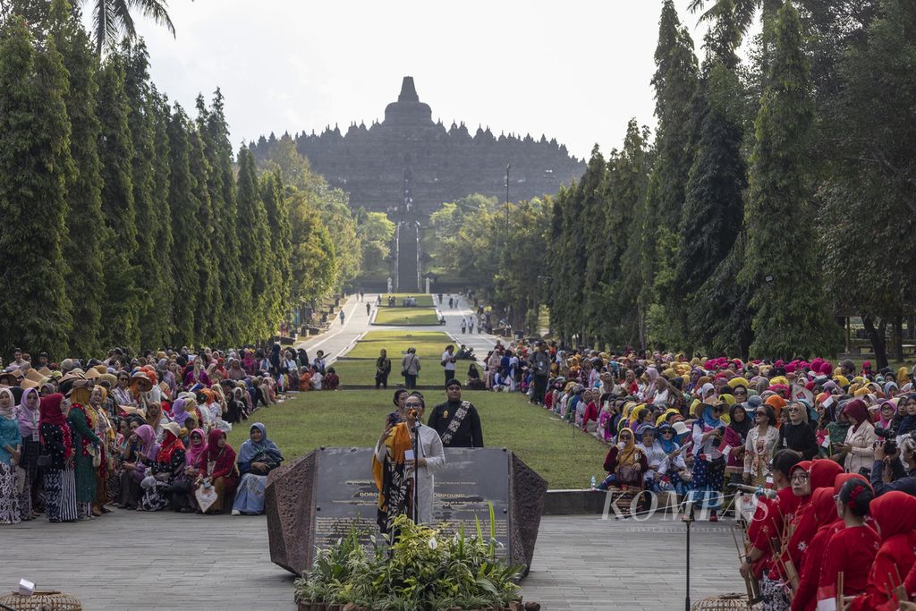 Perempuan berkebaya mengikuti acara peringatan Hari Kebaya Nasional di kawasan Concourse Candi Borobudur, Magelang, Jawa Tengah, Rabu (24/7/2024). 