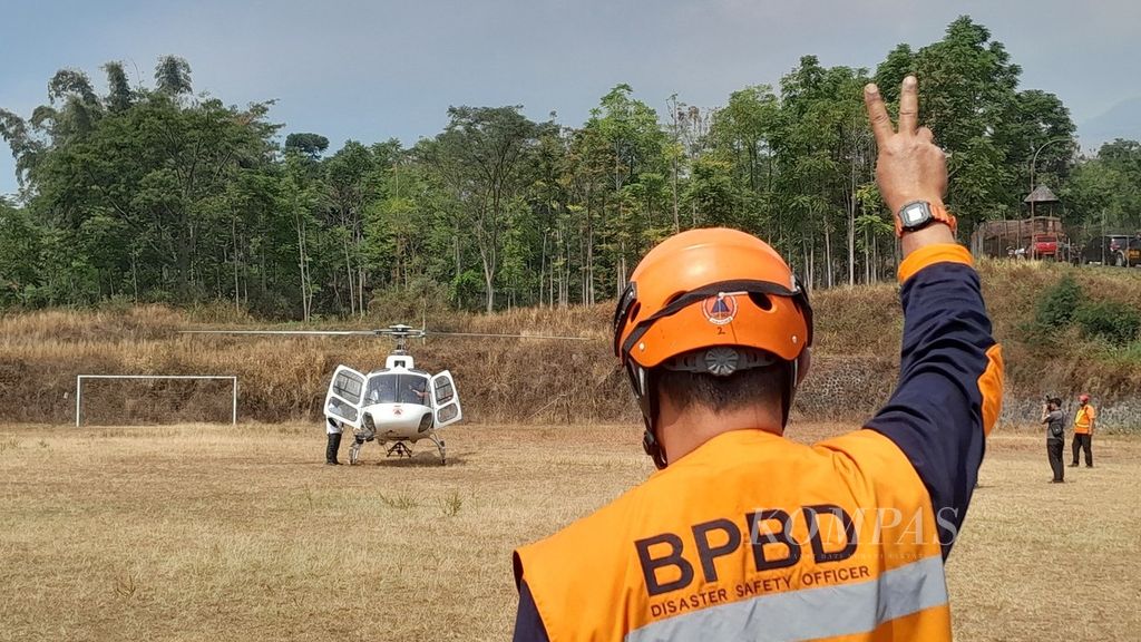 Helikopter yang dinaiki oleh Kepala BNPB Letjen Suharyanto bersiap mengudara di lapangan Kaliandra, Prigen, Pasuruan, Jawa Timur, untuk memantau kebakaran lahan di Gunung Arjuno, Jumat (8/9/2023).