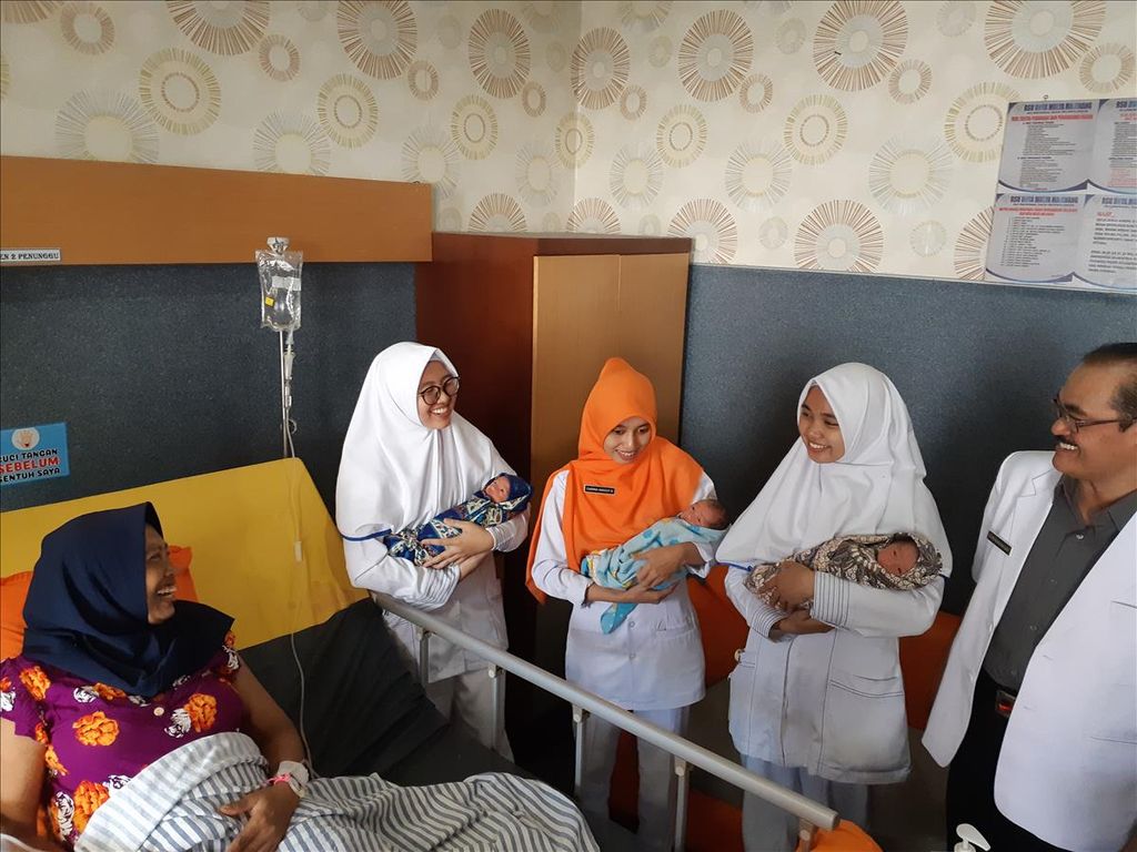 Juminem (37) melahirkan tiga bayi laki-laki kembar pada Sabtu (18/5/2019) di RSU Duta Mulya, Majenang, Cilacap, Jateng. Saat ini ketiga bayi dan ibunya dalam kondisi sehat dan masih dirawat di rumah sakit, Minggu (19/5/2019).