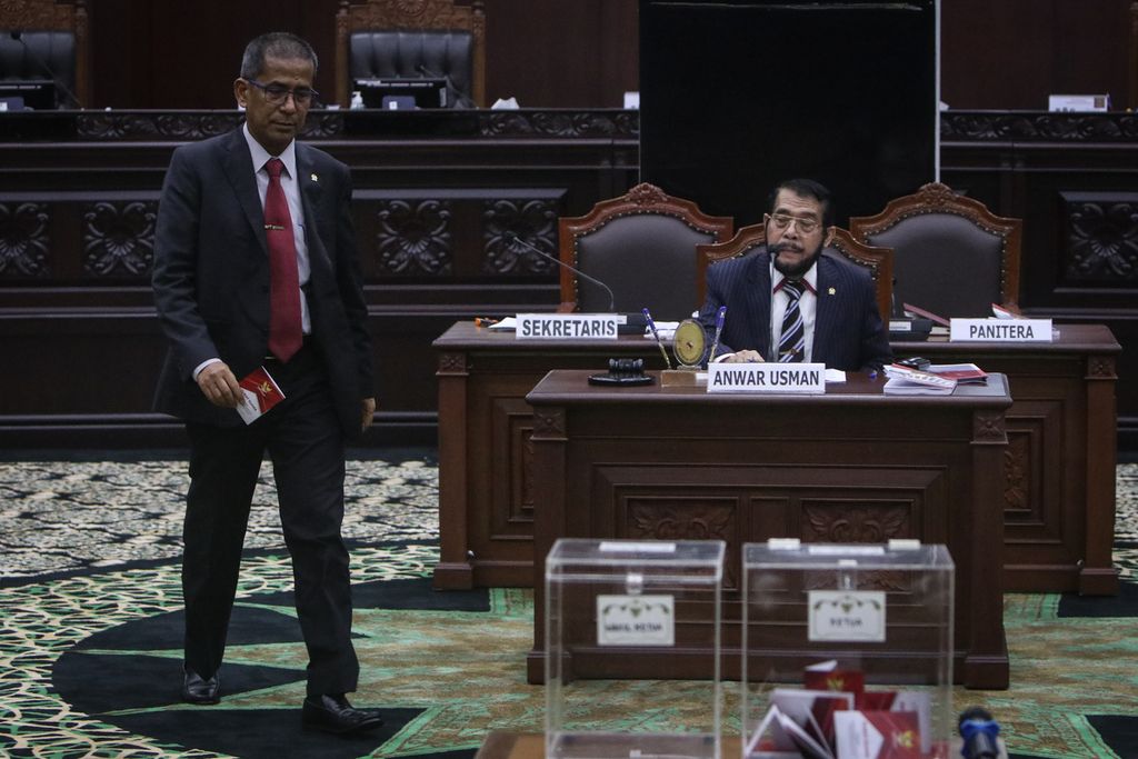 Wakil Ketua Mahkamah Konstitusi terpilih Saldi Isra (kiri) berjalan menuju kotak suara saat rapat pleno pemilihan ketua dan wakil ketua Mahkamah Konstitusi periode 2023-2028 di Gedung Mahkamah Konstitusi, Jakarta, Rabu (15/3/2023). Anwar Usman dan Saldi Isra terpilih sebagai Ketua dan Wakil Ketua Mahkamah Konstitusi periode 2023-2028. 