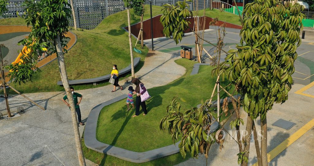 Orang tua menemani anaknya bermain di Taman Sambas Asri, Kelurahan Kramat Pela, Kecamatan Kebayoran Baru, Jakarta Selatan (10/4/2022). Selain menjadi area bermain, taman juga memiliki manfaat sebagai penyeimbang suhu dan kelembapan udara di lingkungan sekitarnya. 