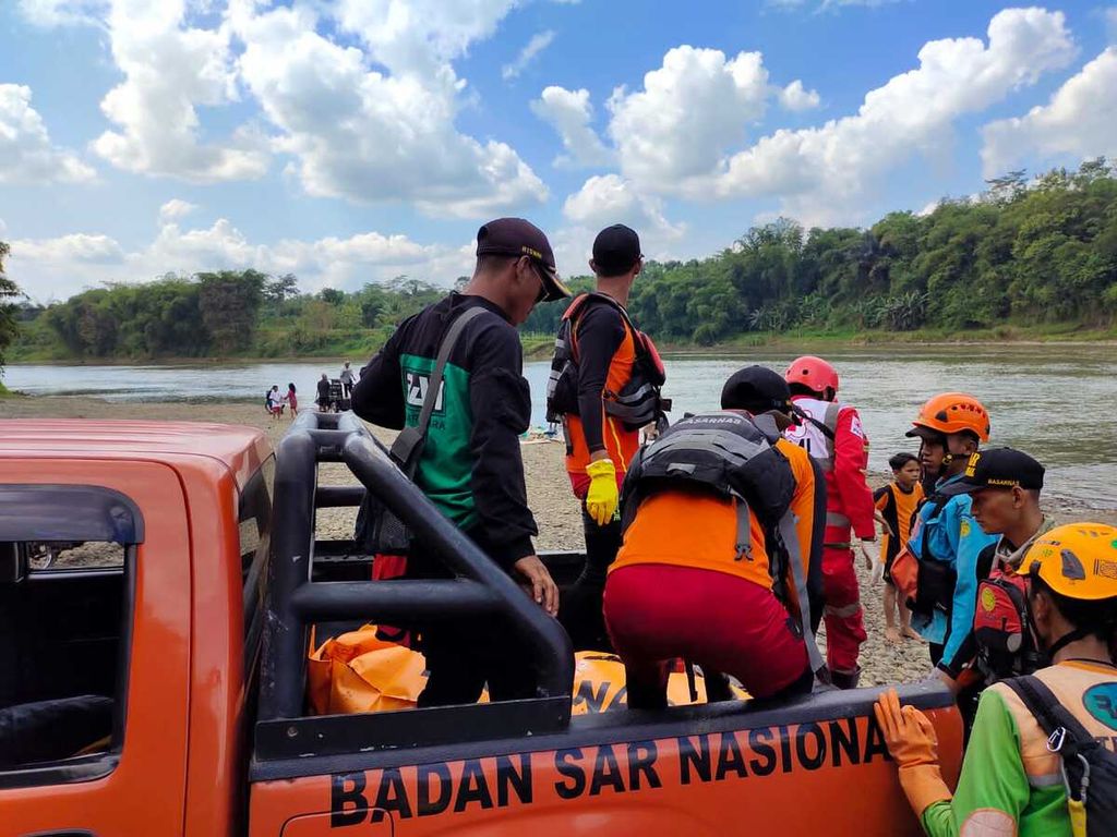 Tim SAR gabungan mengevakuasi korban tenggelam di Sungai Serayu, Purbalingga, Jawa Tengah, Minggu (10/7/2022).