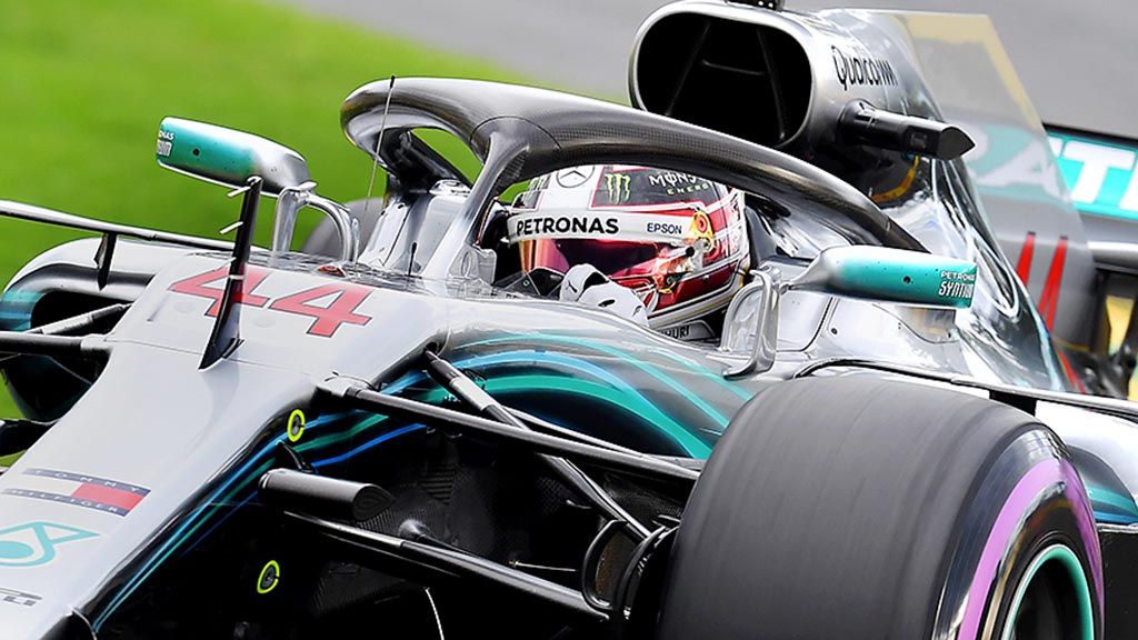 Pebalap Mercedes, Lewis Hamilton, saat menjalani kualifikasi Grand Prix Formula 1 Australia di Sirkuit Albert Park, Melbourne, 24 Maret 2018. Setelan mesin Mercedes pada lomba itu  dipermasalahkan  tim Red Bull.