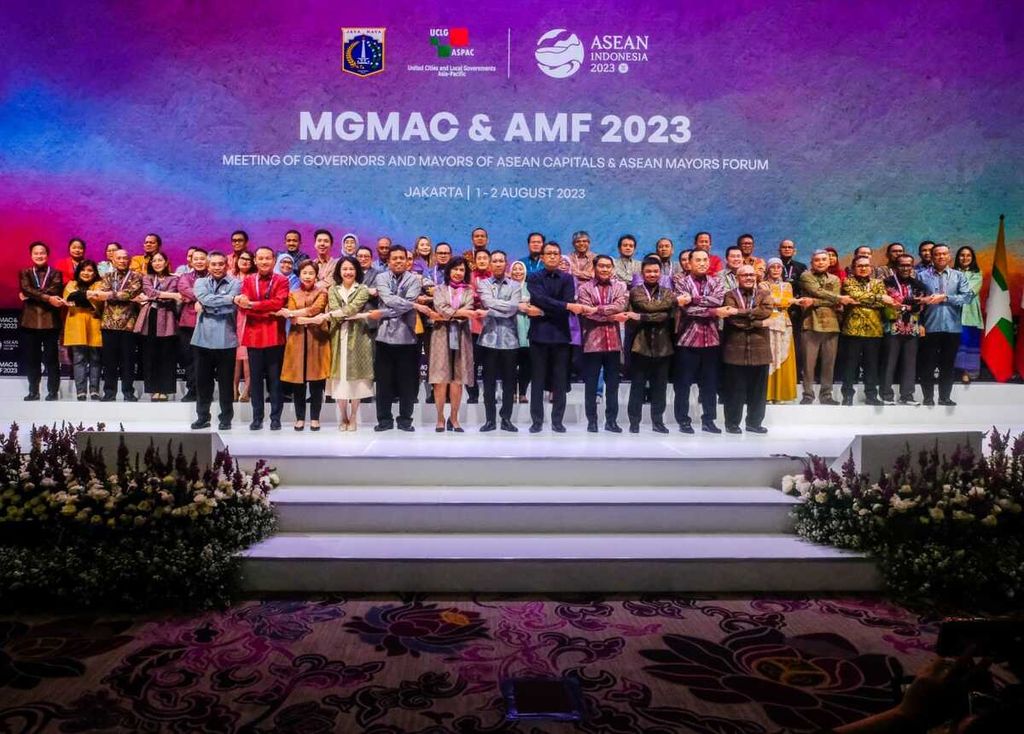 Para pemimpin kota se-ASEAN dan delegasi berpose bersama dalam penutupan MGMAC and AMF 2023, Rabu (2/9/2023) di Jakarta. 