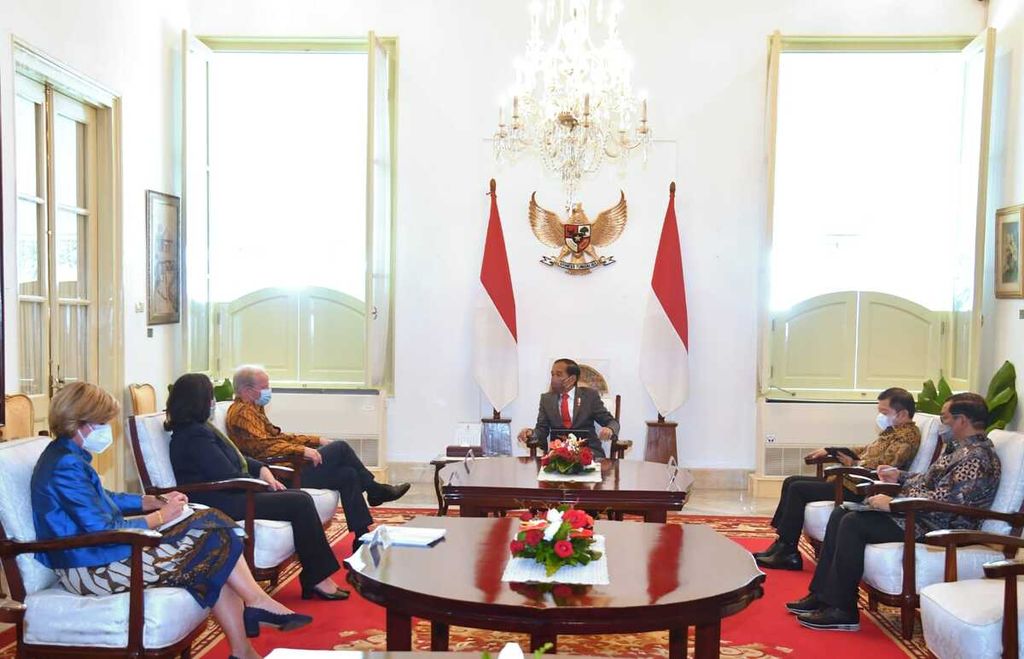 Presiden Joko Widodo menerima kunjungan kehormatan delegasi Bank Dunia yang dipimpin Managing Director of Operations Bank Dunia Axel van Trotsenburg di Istana Merdeka, Jakarta, Kamis (14/7/2022). 