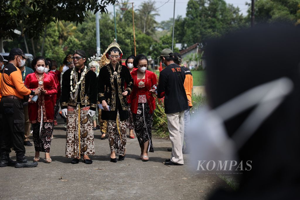 Empat pasangan pengantin bersiap mengikuti acara nikah bareng di Desa Guwosari, Pajangan, Bantul, DI Yogyakarta, Selasa (22/3/2022). 