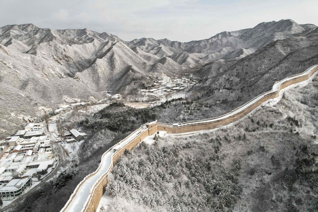 Foto ini menunjukkan pemandangan udara dari bagian Tembok Besar China yang tertutup salju di Shuiguan, utara Beijing, China, setelah hujan salju semalaman, Jumat (15/12/2023). 