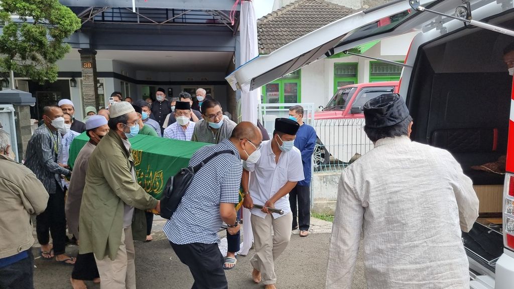Jenazah Guru Besar Hukum Tata Negara Universitas Katolik Parahyangan Asep Warlan Yusuf dibawa ke ambulans dari rumah duka di Antapani, Kota Bandung, Jawa Barat, Selasa (15/3/2022).