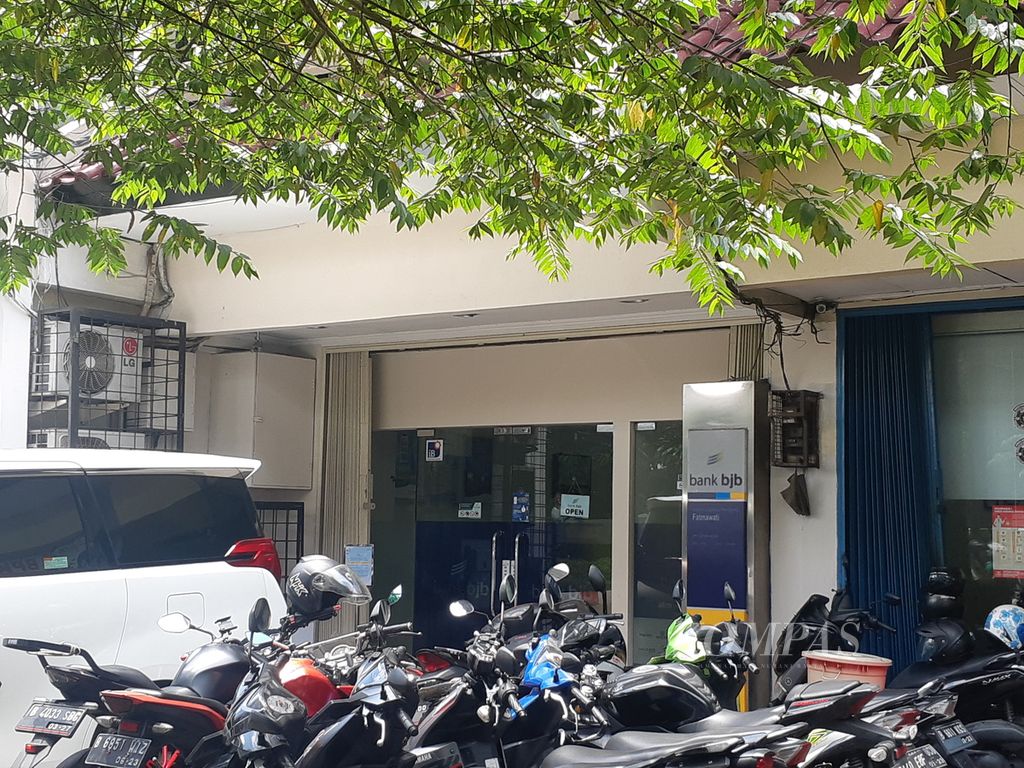 Situasi Kantor Bank BJB di Jalan Fatmawati Raya, Kecamatan Cilandak, Jakarta Selatan, Kamis (7/4/2022). Kantor bank ini menjadi sasaran perampokan oleh pegawai bank swasta yang terlilit utang.