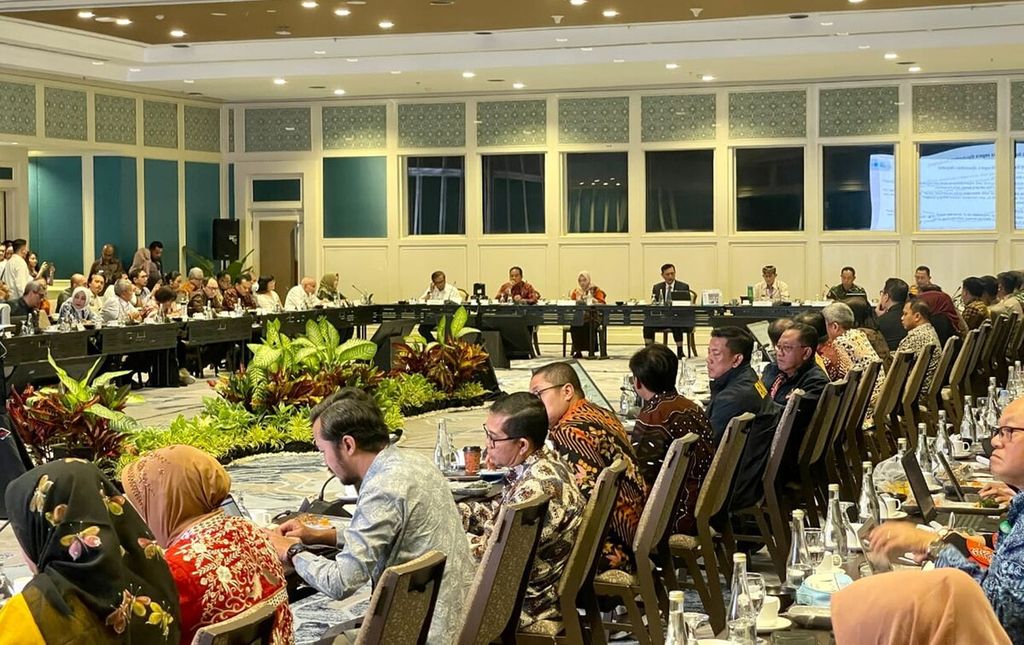 Suasana rapat koordinasi panitia nasional Forum Air Sedunia Ke-10 di Nusa Dua, Badung, Bali, Sabtu (20/4/2024), yang dipimpin Menteri Koordinator Bidang Kemaritiman dan Investasi Luhut Binsar Pandjaitan.