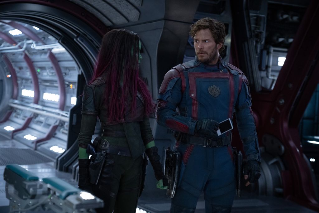 Zoe Saldana yang berperan sebagai Gamora berakting dengan Chris Pratt sebagai Peter Quill di film Guardians of the Galaxy. 