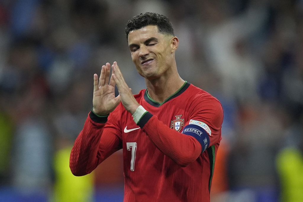 Reaksi penyerang Portugal, Cristiano Ronaldo, setelah berhasil menjalankan tugasnya sebagai penendang pertama dalam adu penalti pada laga babak 16 besar Piala Eropa 2024 antara Portugal dan Slovenia di Frankfurt, Jerman, Selasa (2/7/2024) dini hari WIB. 