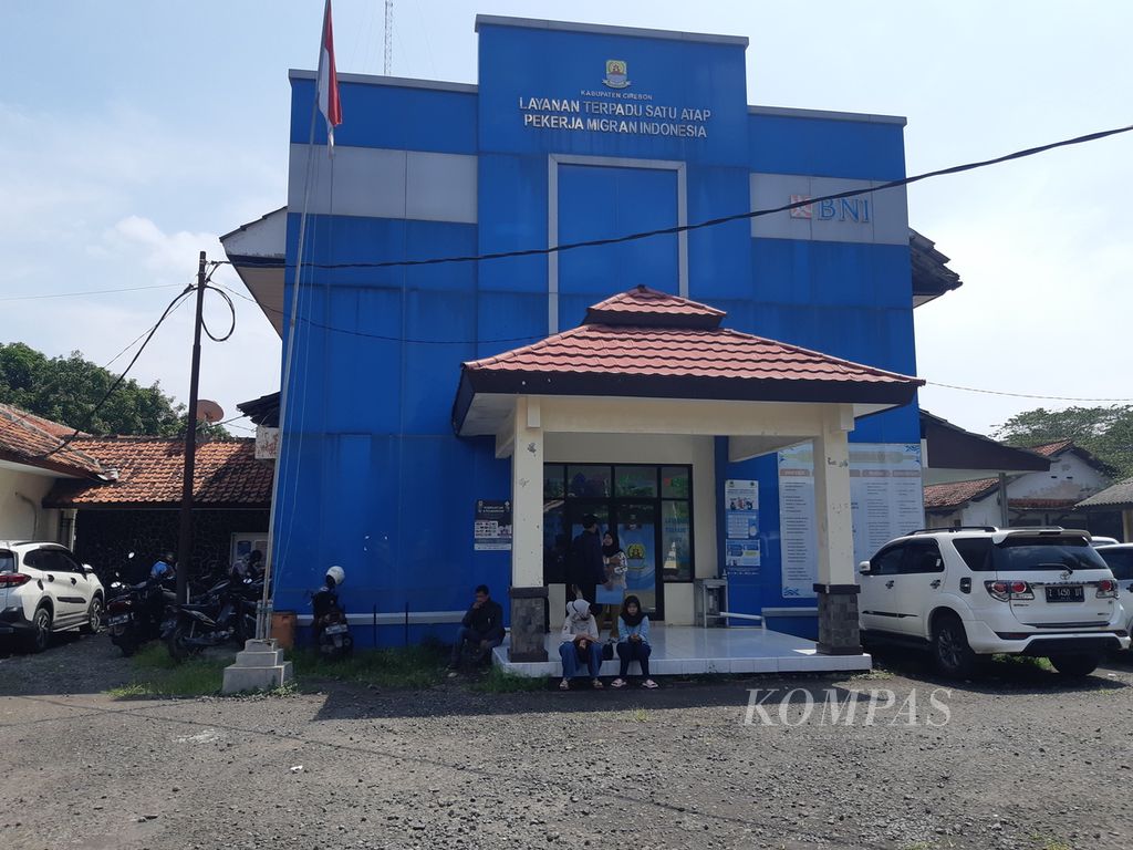 Suasana Kantor Layanan Terpadu Satu Atap Pekerja Migran Indonesia di Cirebon, Jawa Barat, Kamis (4/5/2023).