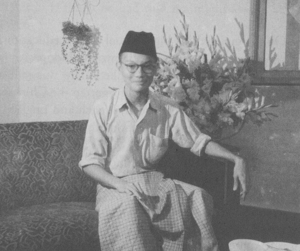 Foto Onghokham di Bandung tahun 1954 (hlm 76, sumber keluarga) 