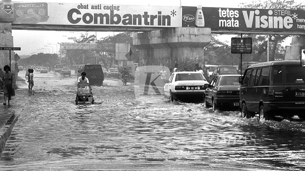 Banjir akibat air pasang dari laut menggenangi Jalan Raya Gunung Sahari, Jakarta Utara. Jakarta tertimpa banjir di mana-mana akibat musim hujan bulan Desember 1988. 