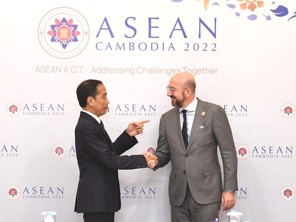Presiden Joko Widodo melakukan pertemuan bilateral dengan Presiden Dewan Eropa Charles Michel di sela rangkaian pertemuan KTT ASEAN di Phnom Penh, Kamboja, Sabtu (12/11/2022).