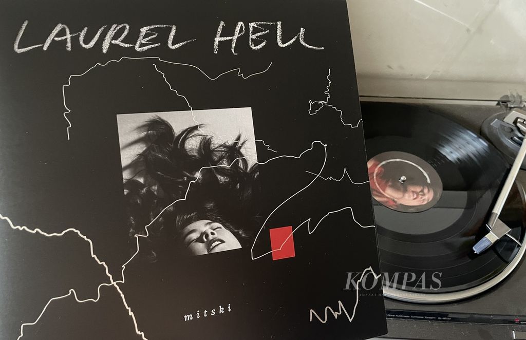 Album Mitski berjudul <i>Laurel Hell </i>berformat piringan hitam laku terjual lebih dari 17.000 keping di seluruh dunia setelah dirilis pada 4 Februari 2022. Album berisi 11 lagu ini menandakan kemunculannya kembali setelah memutuskan istirahat dari industri musik selama sekitar tiga tahun.