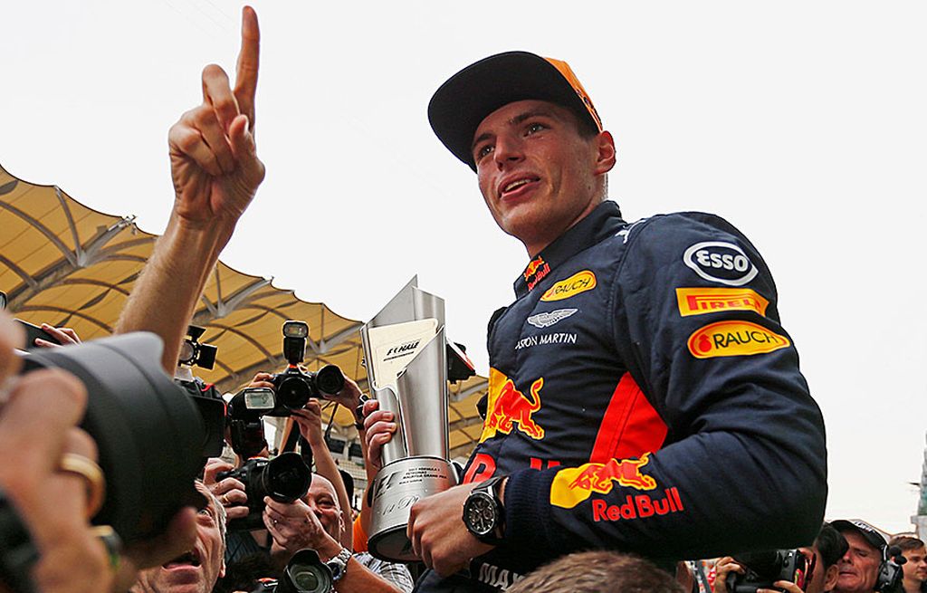 Pebalap  Red Bull, Max Verstappen, merayakan kemenangan di Grand Prix Malaysia di Sirkuit Sepang, Malaysia, Minggu (1/10).   Verstappen mengungguli pebalap Mercedes, Lewis Hamilton, dan pebalap Red Bull lainnya, Daniel Ricciardo.