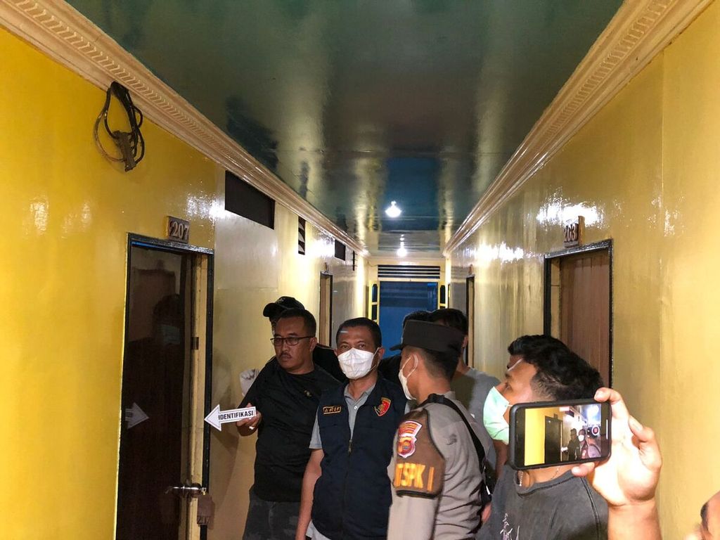 Aparat Kepolisian Resor Tanjung Jabung Barat mengecek lokasi aborsi di Kuala Tungkal, Jambi. Di lokasi itu, salah seorang korban tewas setelah dilakukan aborsi, Senin (30/1/2023). 