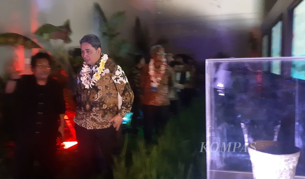 Direktur Jenderal Kebudayaan Kementerian Pendidikan, Kebudayaan, Riset, dan Teknologi Hilmar Farid (tengah) meninjau pameran ‘Subak dan Jalur Rempah, Kearifan Lokal Pengelolaan Air’ di Museum Pasifika Bali, Nusa Dua, Selasa (21/5/2024).