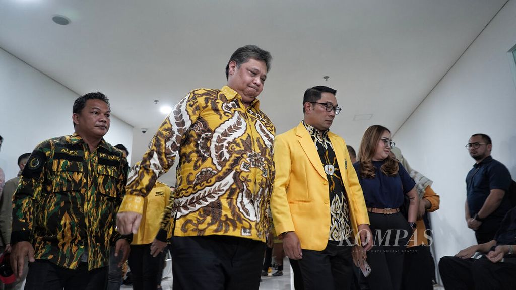 Ketua Umum Partai Golkar Airlangga Hartarto (kiri) berjalan bersama Gubernur Jawa Barat Ridwan Kamil (kanan) menuju tempat konferensi pers di Kantor DPP Partai Golkar, Slipi, Jakarta, Rabu (18/1/2023).